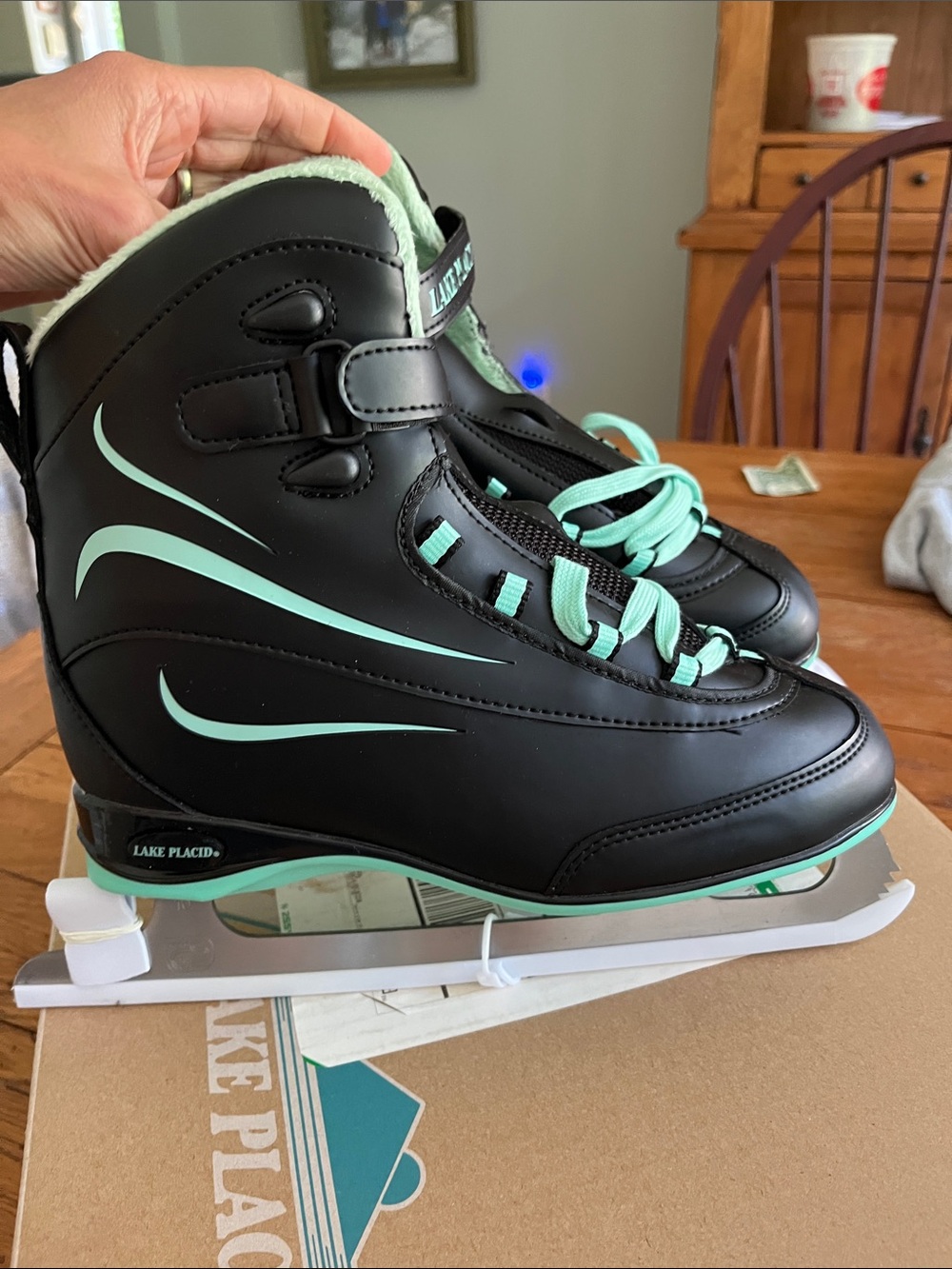 Women's Black and Mint Recreational Ice Skates - Picture 3 of 7